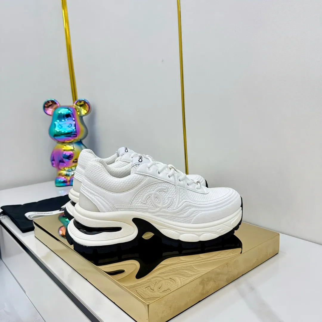 👟👟Ex-factory price 680👟👟 Upgraded version, upgraded version, upgraded version! No rebuttal accepted! ! ! ! Chanel Chanel panda shoes! 2025 counter's top casual sports shoes. This classic design; the upper is electro-embroidered with a variety of techniques; the outsole is fashionable and sporty; the unusual inclusion of a variety of color matching elements... The diversified mix and match is very good-looking and versatile, and can be used for leisure, fashion, sports, and outdoor... ꫛꫀꪝ Go➫ Materials: ❶Upper made of: original imported first-layer silk cowhide + original waterproof cloth + original first-layer cowhide ❷Inner lining: Original Yangli+Net ❸Outsole based on: Original TPU combination outsole Counter boutique packaging complete set for women 35–41 👉 👉 👉 👉
